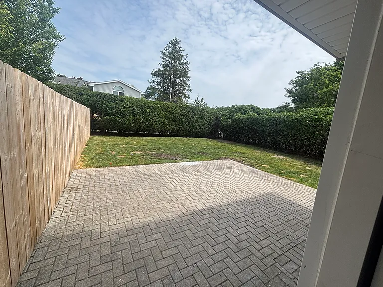 Evergreen Ave — Photo 17
