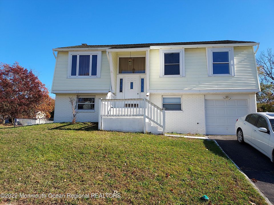 1st image of 167 Village Dr