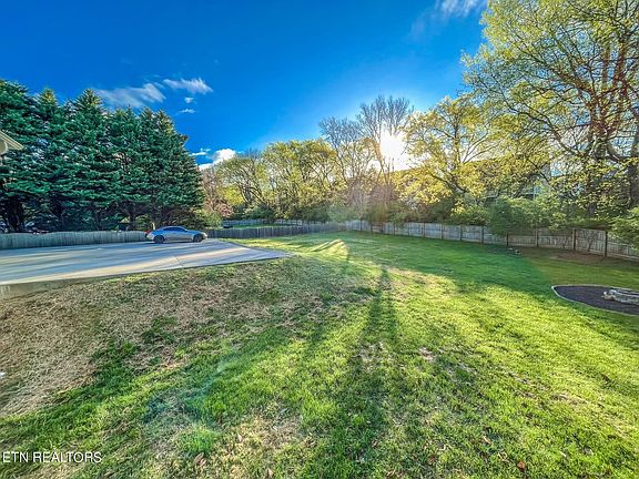 3rd image of 12052 Broadwood Dr