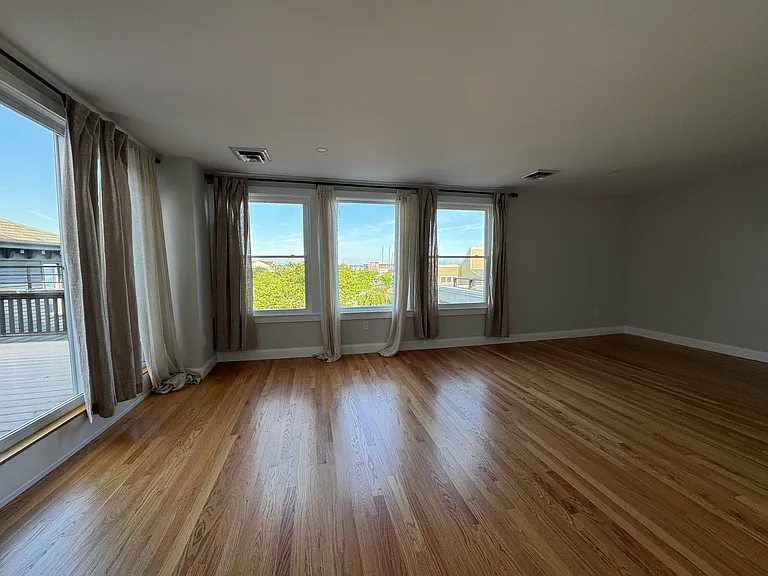 198 Thames St #6 — Photo 14