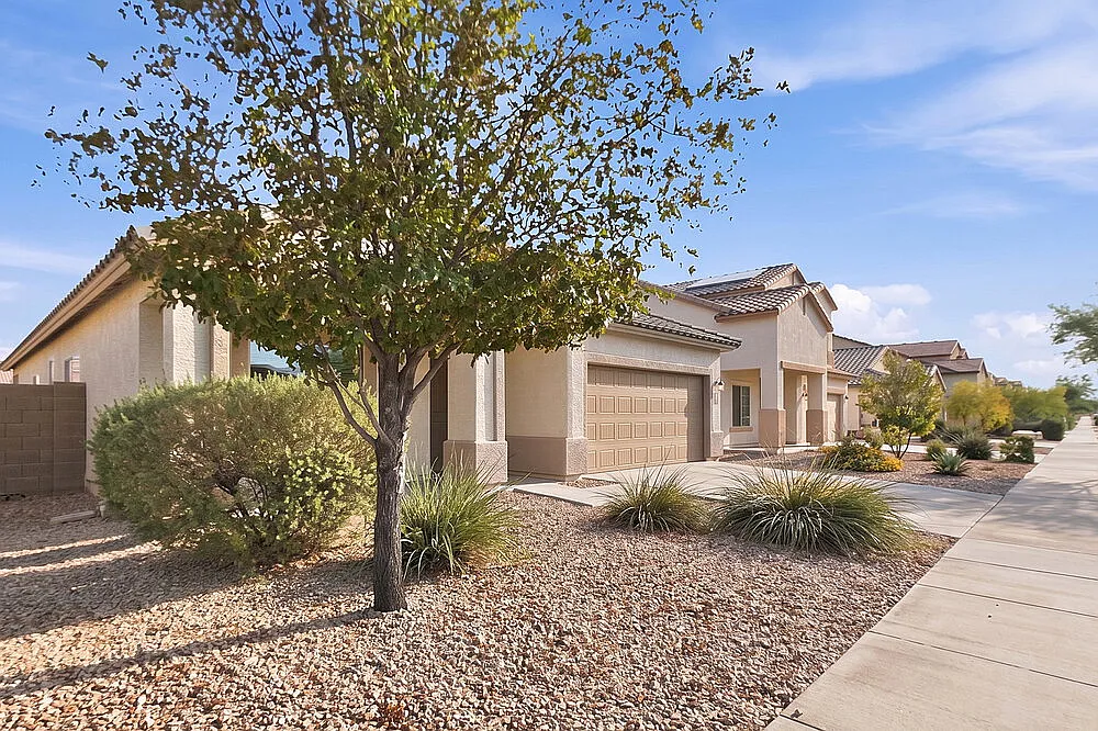 4 bed, 2.0 bath, 2072 sqft, $2,640 — Photo 2