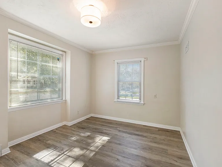 191 E Division St — Photo 8