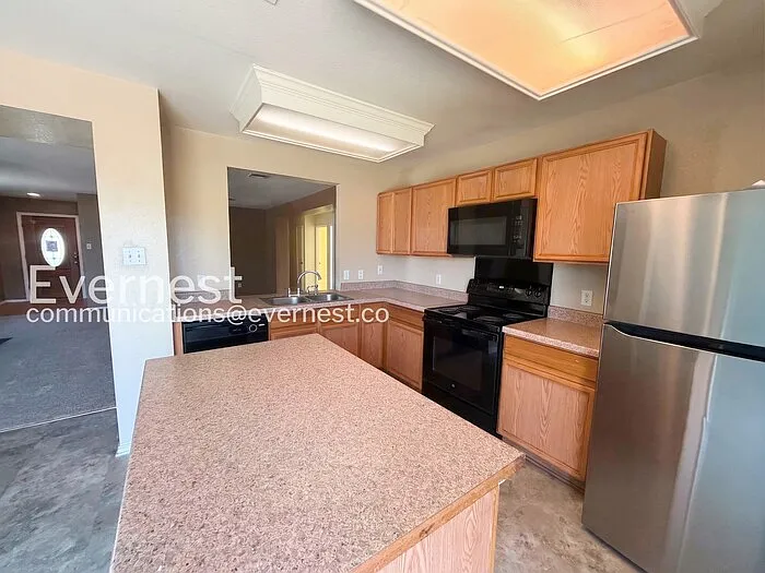 4 bed, 2.0 bath, 1711 sqft, $1,945 — Photo 4
