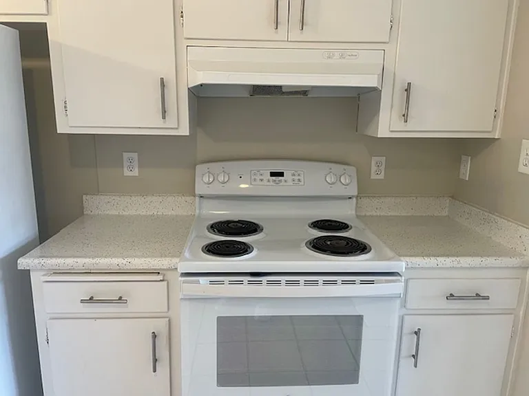 Beautiful one and two bedroom units available now! — Photo 8