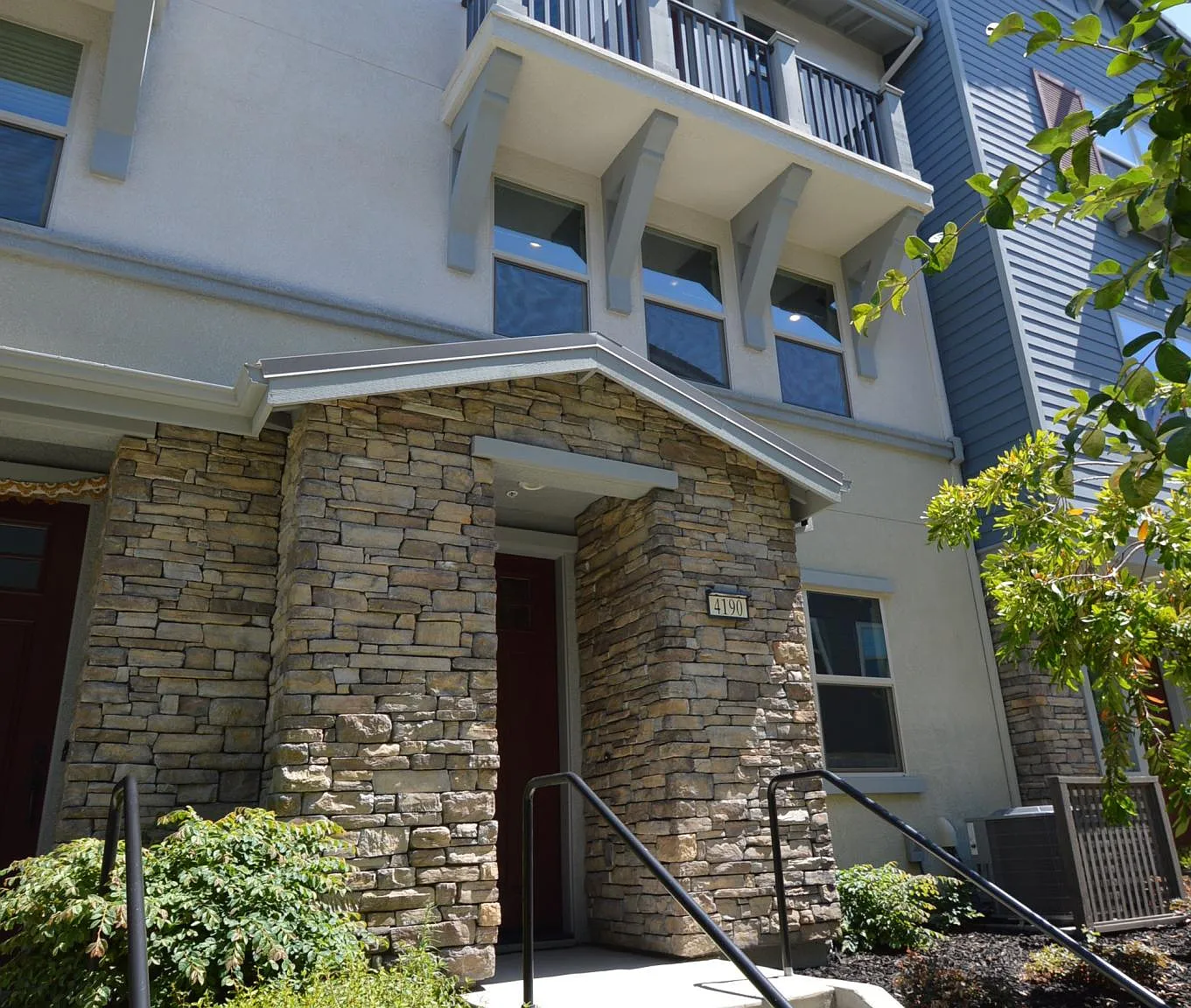 3 bed, 3.5 bath, 1949 sqft, $4,000 — Photo 1