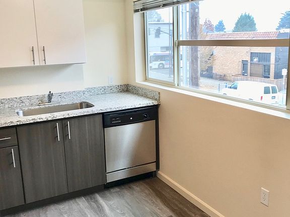 3rd image of 410 NE Dekum St #201