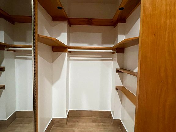 4th image of 324 E 52nd St #B