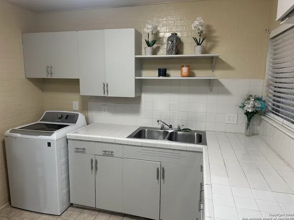 4223 Redstone Dr, San Antonio, TX 78219