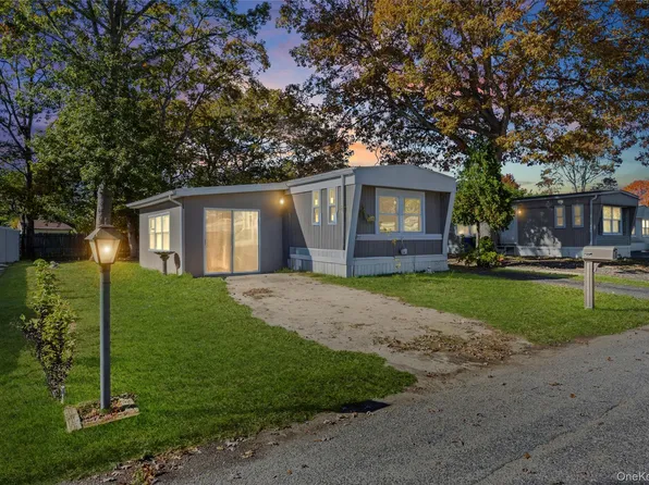 40 Buttercup Dr, Bohemia, NY 11716