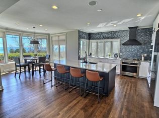 10522 N Circle Rd, Mequon, WI 53092