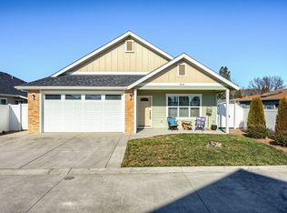208 SW Blueberry Ln, Grants Pass, OR 97527