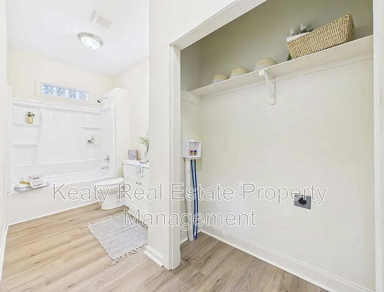 2 bed, 1.0 bath, 629 sqft, $995 — Photo 2
