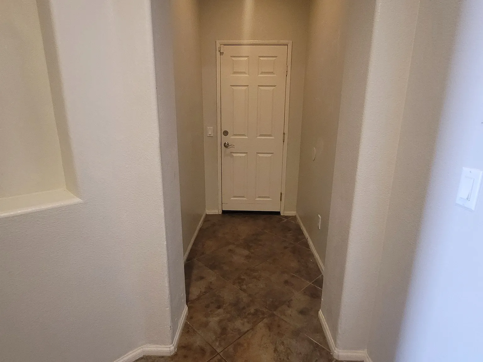 3 bed, 2420 sqft, $3,200 — Photo 3