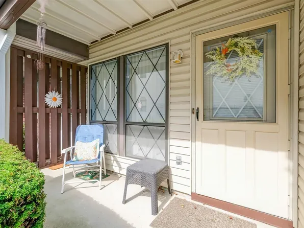 147 Cambridge Drive E #147, Copiague, NY 11726