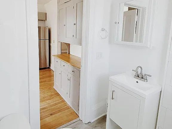 5th image of 1006 Lowry Ave NE APT 2