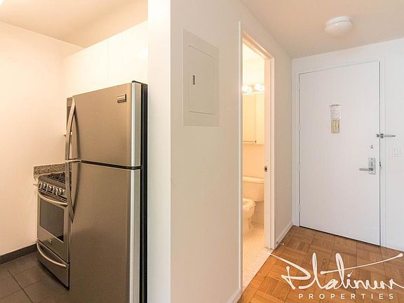 5th image of 505 W 37th St APT 616