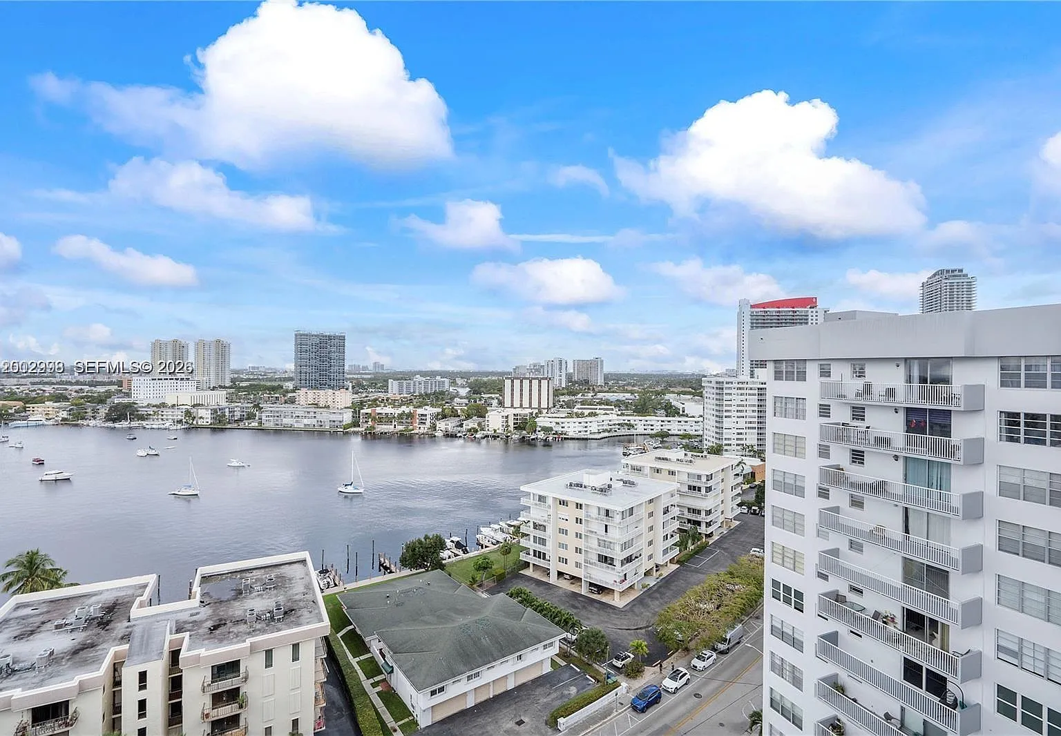 Golden Surf Towers Condo — Photo 1