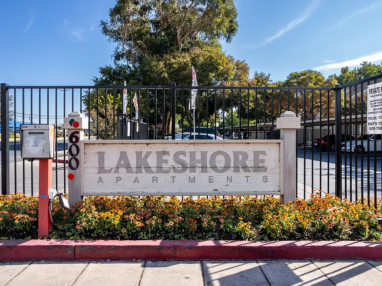 LAKESHORE — Photo 4