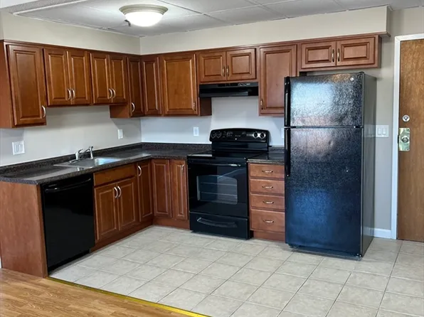 80 Foster St APT 304, Peabody, MA 01960