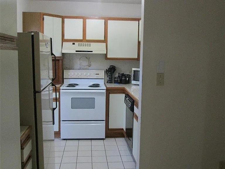 201 Stephen Dr — Photo 3