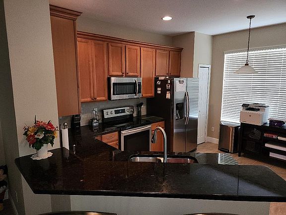 5th image of 2139 Park Crescent Dr