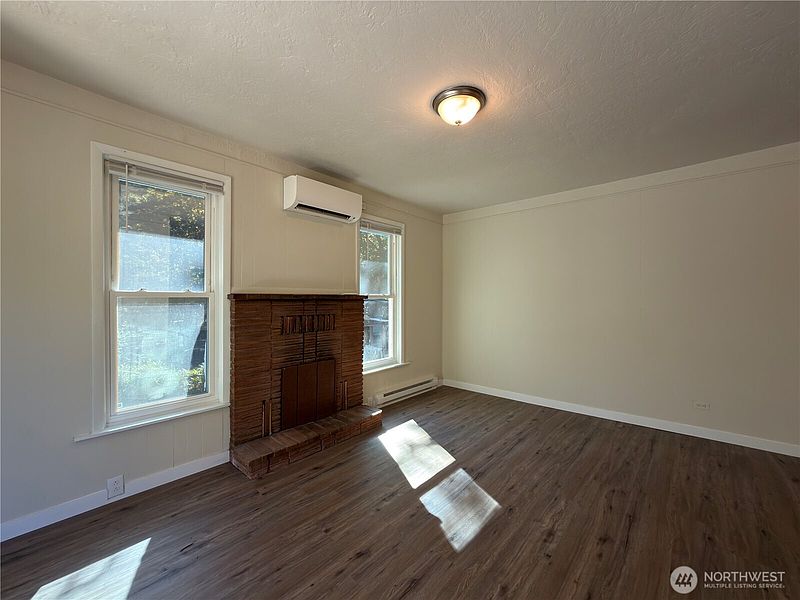 3rd image of 904 S Valley Street