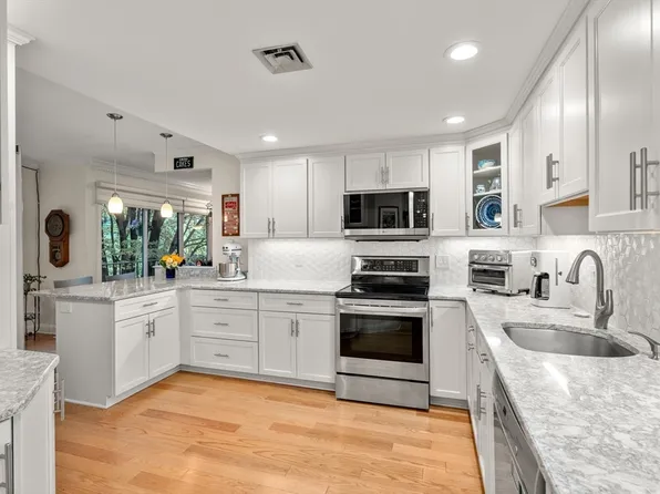 85 Grove St APT 207, Wellesley, MA 02482