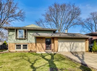 1519 N Mura Ln, Mount Prospect, IL 60056