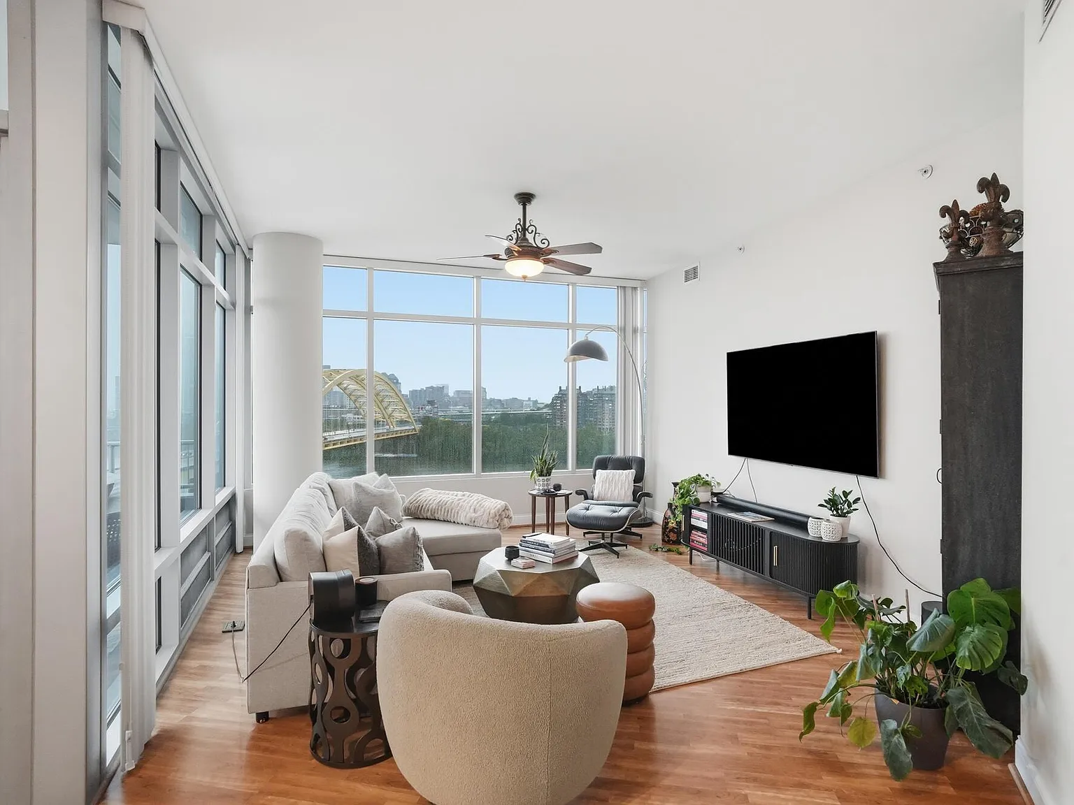 2 bed, 2.5 bath, 2090 sqft, $4,500 — Photo 3