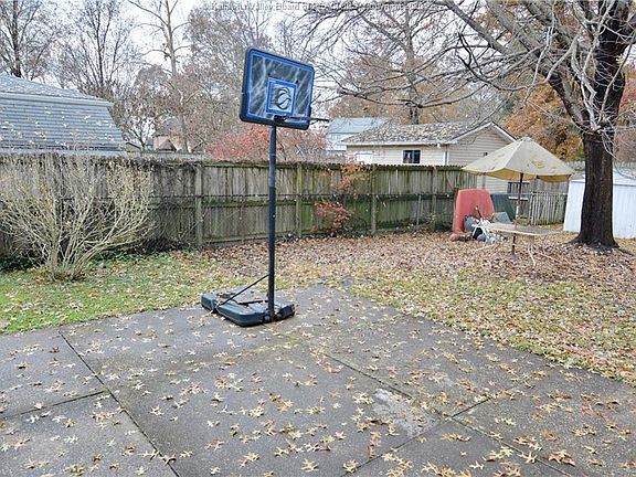 4th image of 253 S Maple Dr