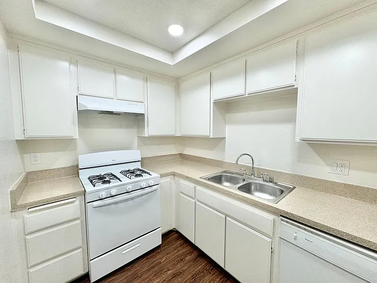 Daisy Apartments — Photo 9