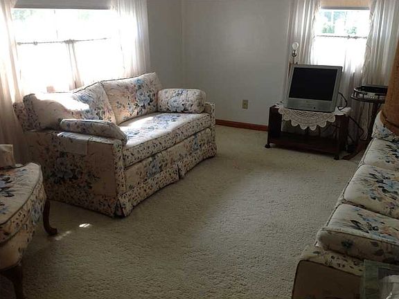 3rd image of 144 Rexford Dr