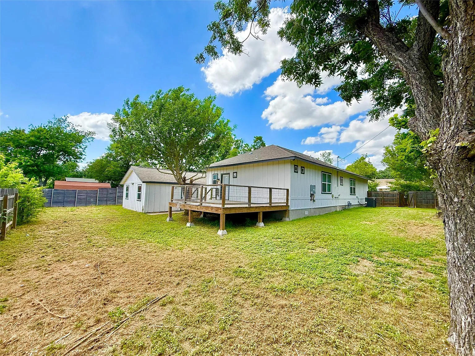 3 bed, 2.0 bath, 1619 sqft, $2,000 — Photo 3