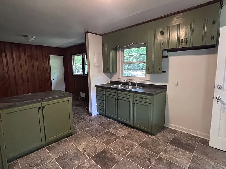 924 Crestmere St — Photo 3