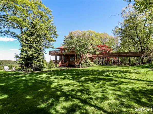 10 Hillcrest Court, Ridgefield, CT 06877