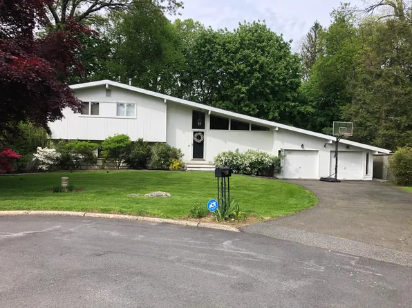 21 Country Club Dr, White Plains, NY 10607