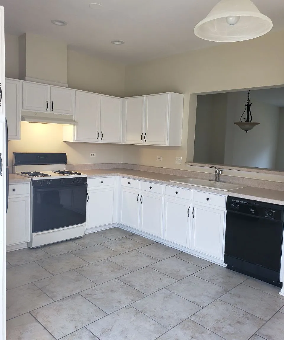 3 bed, 1.5 bath, 1396 sqft, $2,375 — Photo 3