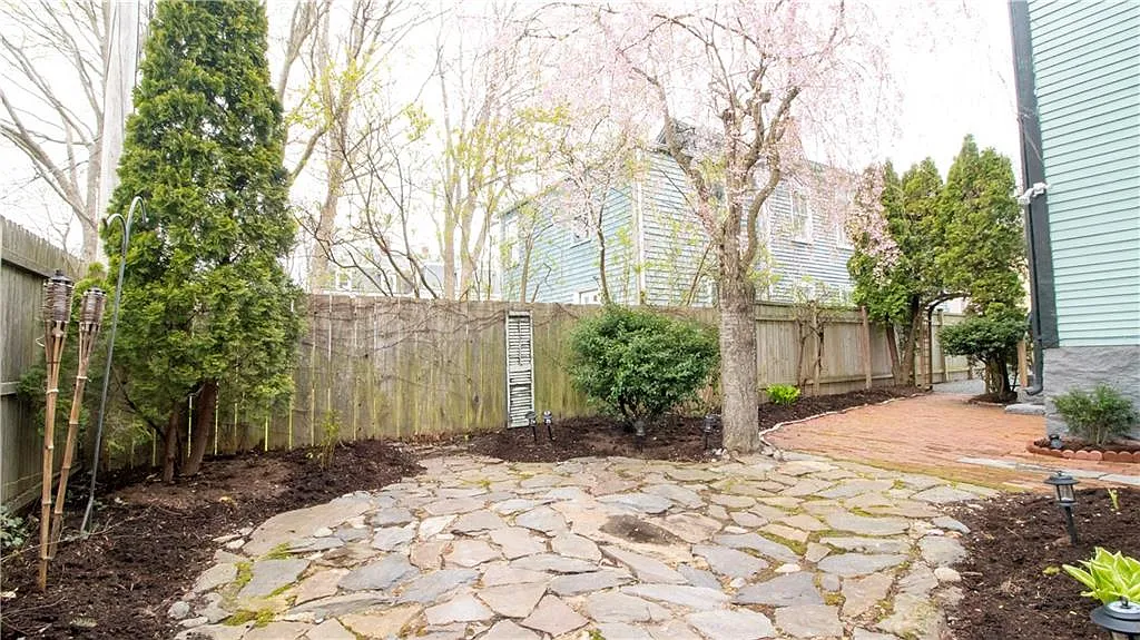 2 bed, 2.5 bath, 1372 sqft, $3,000 — Photo 3