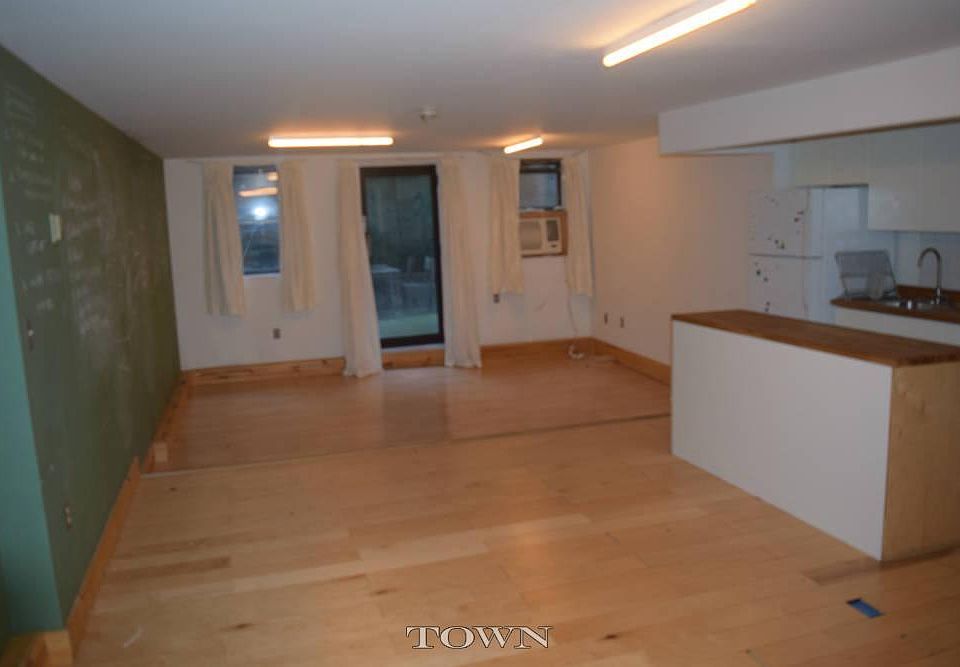 2nd image of 52 Ludlow St APT Bg