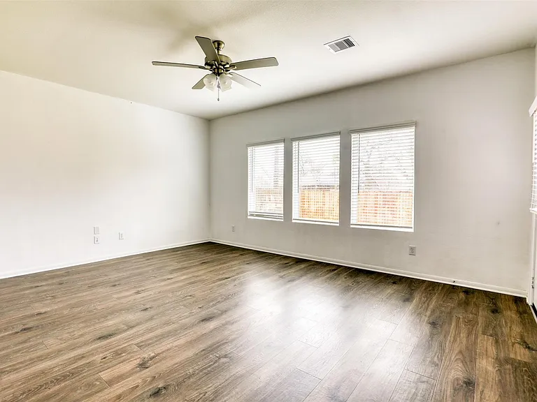 420 Magnolia St — Photo 8