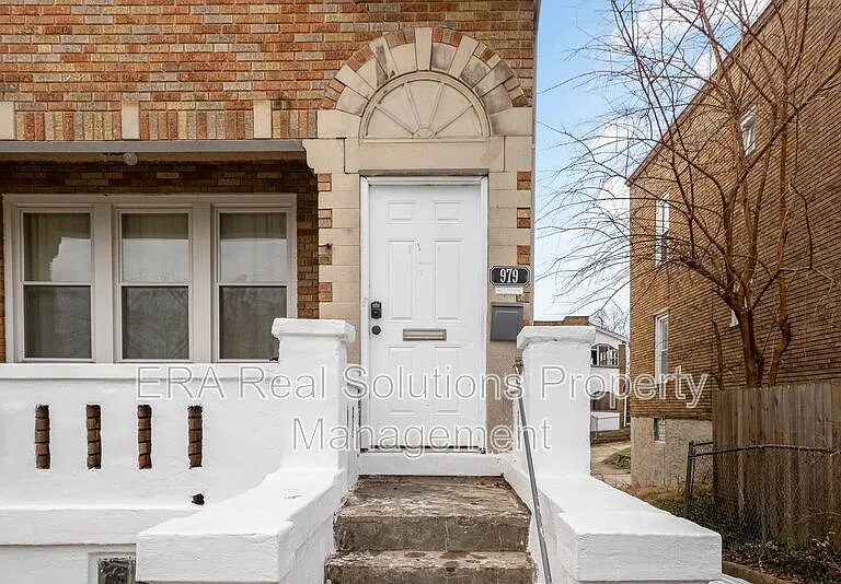 979 Burton Ave — Photo 3