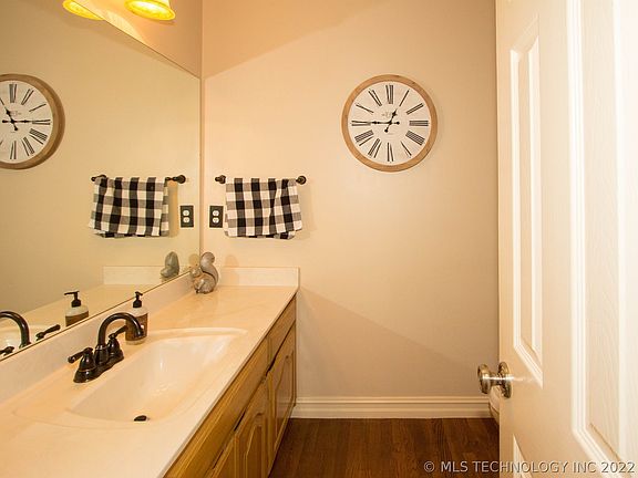 5th image of 622 S 282nd East Ave