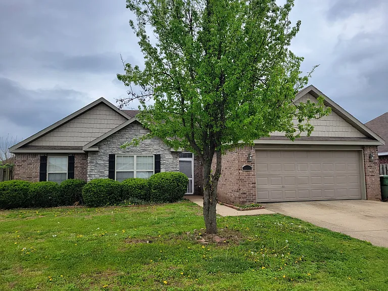 208 E Southpointe Ave — Photo 1