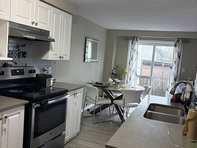 42 N Foxglove Cres — Photo 9