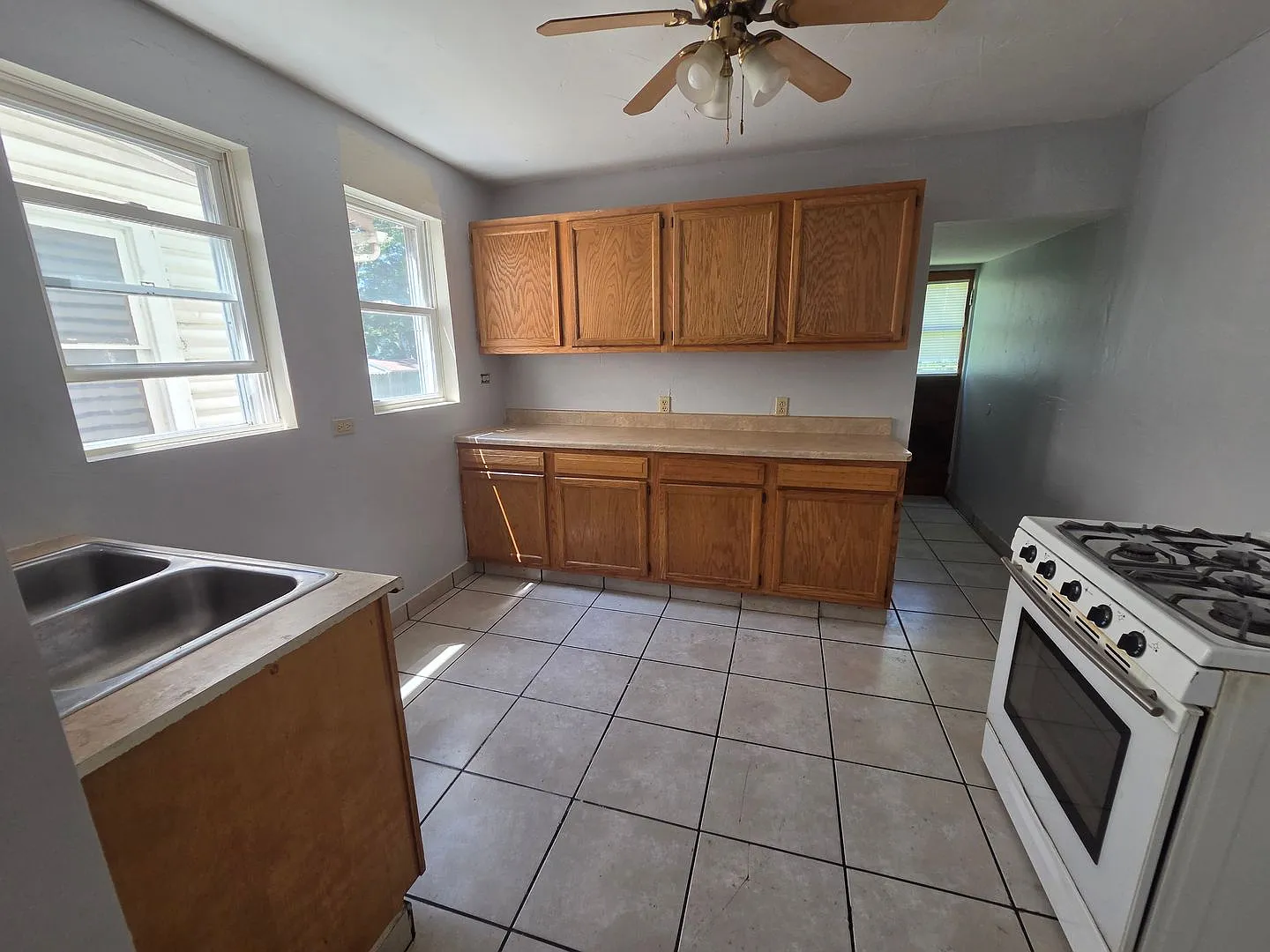 Lower 2 bedroom unit. — Photo 1