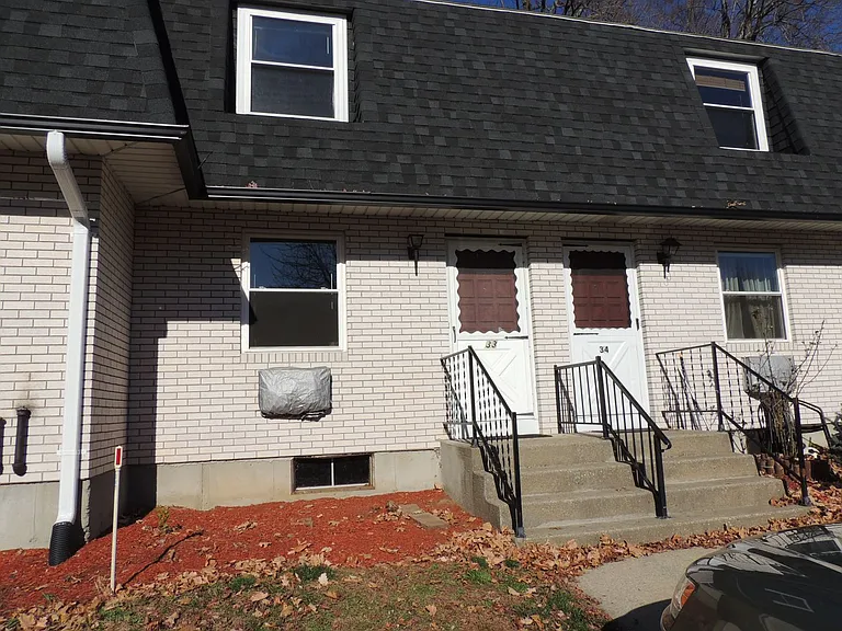 81 S Maple St — Photo 4