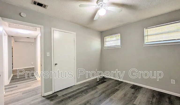 4527 Versailles Dr — Photo 24