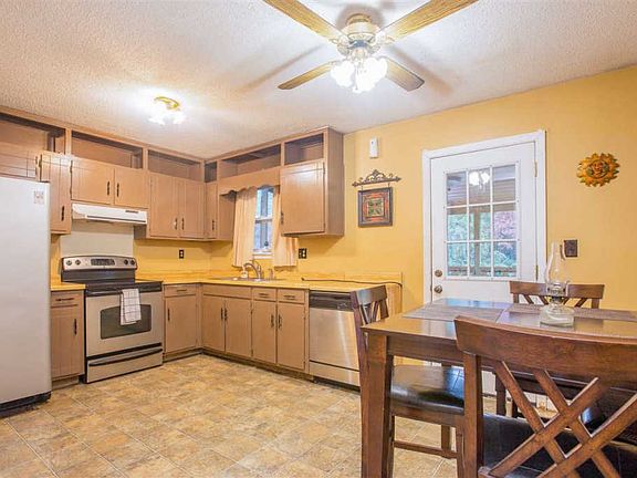 5th image of 3110 Somerset Dr SE