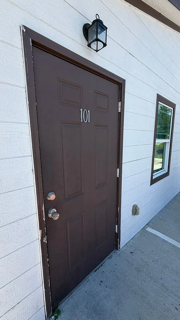 143 Claire Ave N unit 101 — Photo 2