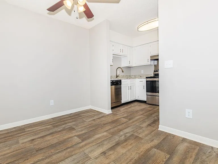 Hillhurst Apartments — Photo 13